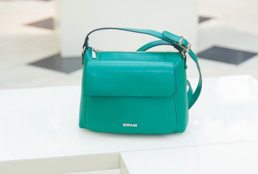 Яркие оттенки сумочек в сочетании с повседневными нарядами от Хейли Бибер