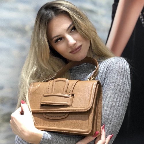 Смотреть новинки 2024 в галереи нашего интернет-магазине брендовых кожаных сумок из натуральной кожи R-BAGS