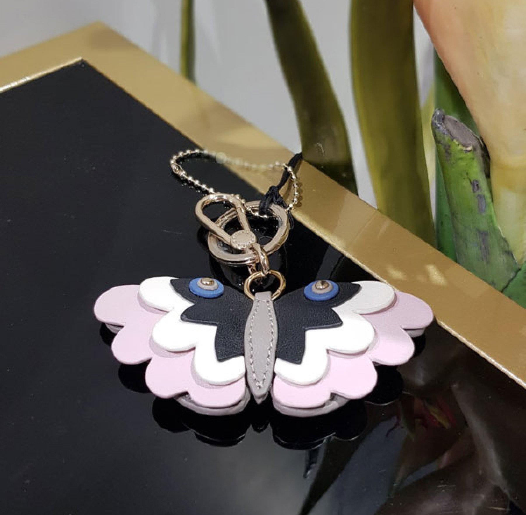 Брендовые брелоки в каталоге магазина R-BAGS