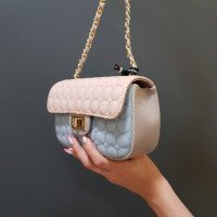 С цепочкой С цепочкой